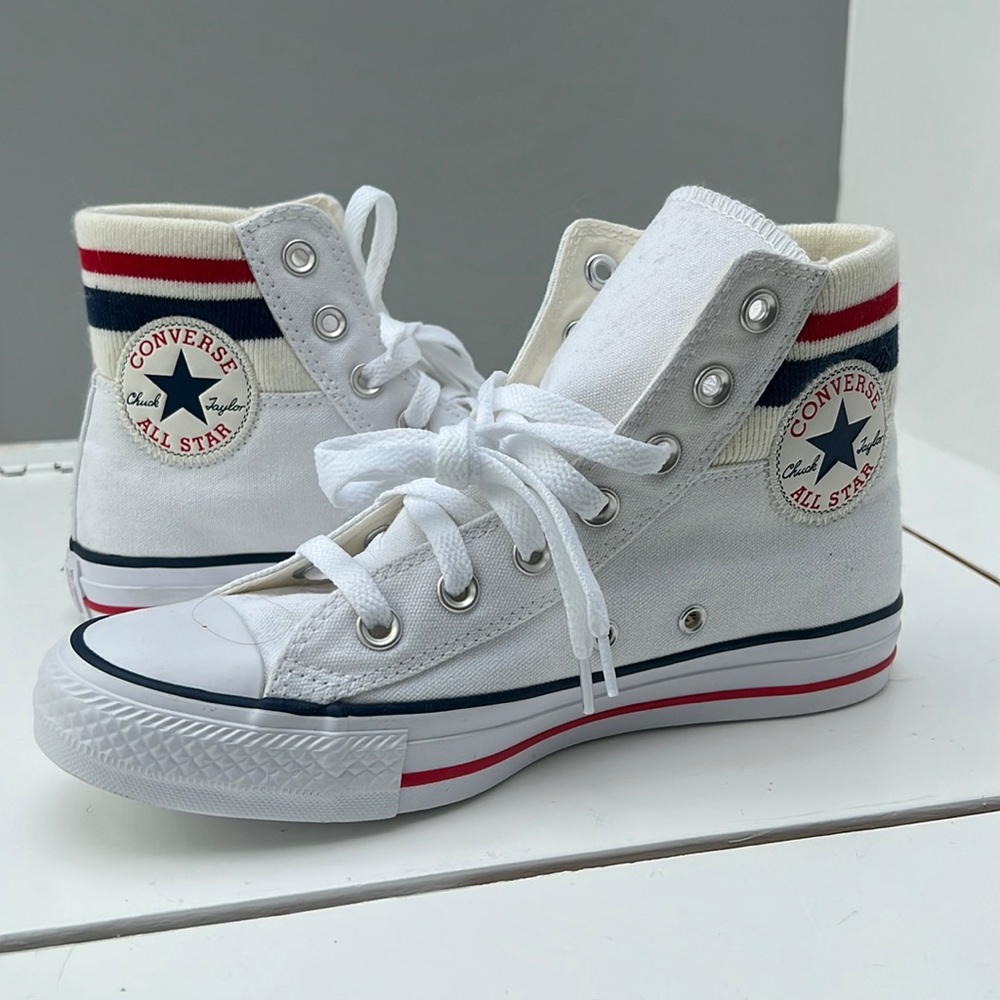 Never worn- cloth top Converse